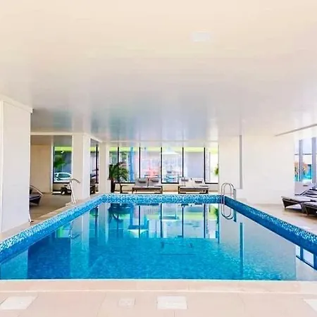Azizi With Swimming Pool Daire Navodari